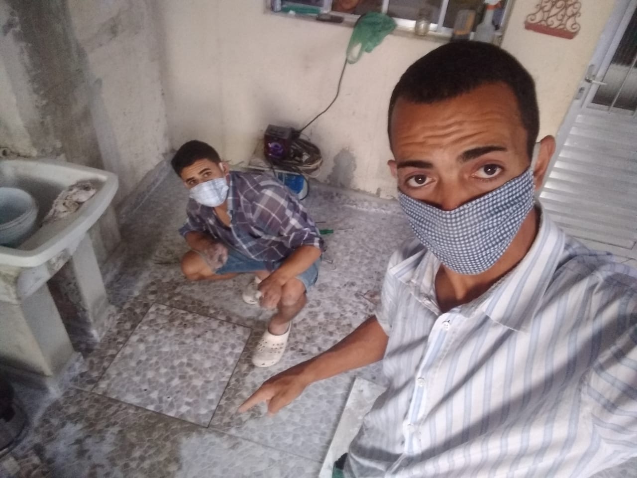 Assentamento de piso em área de serviço com tanque