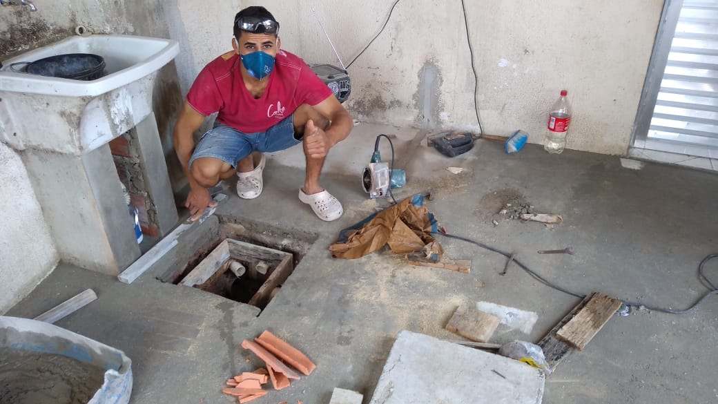 Área de serviço aberta no piso durante a instalação hidráulica