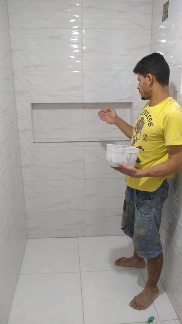 Nicho em parede de box de banheiro recém-azulejado