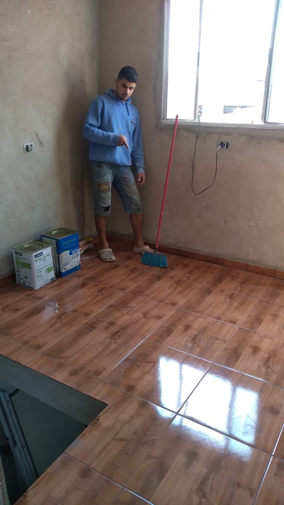 Piso de porcelanato imitando madeira recém-colocado e brilhante