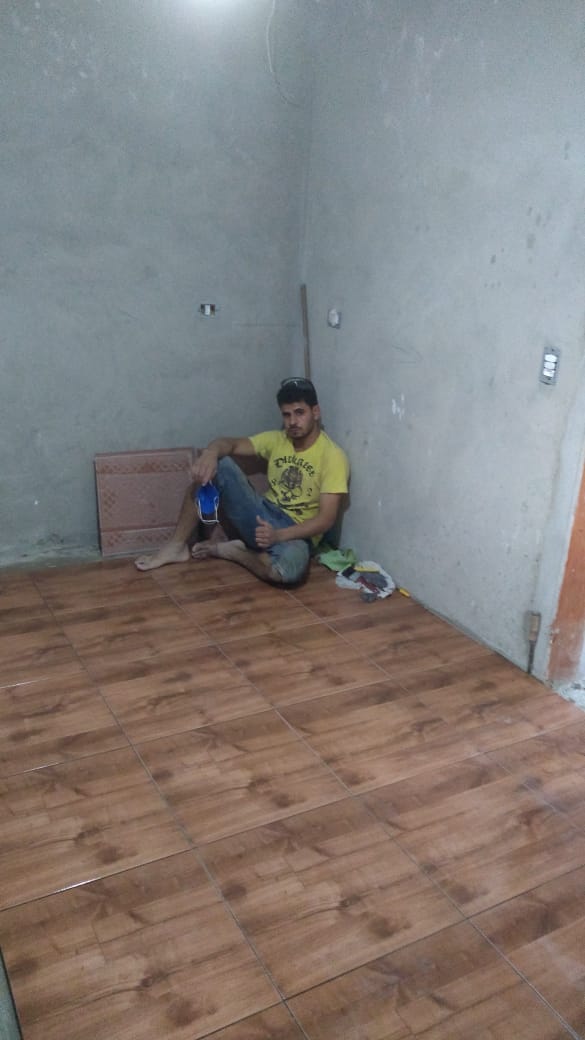 Cômodo com piso de porcelanato imitando madeira recém-assentado