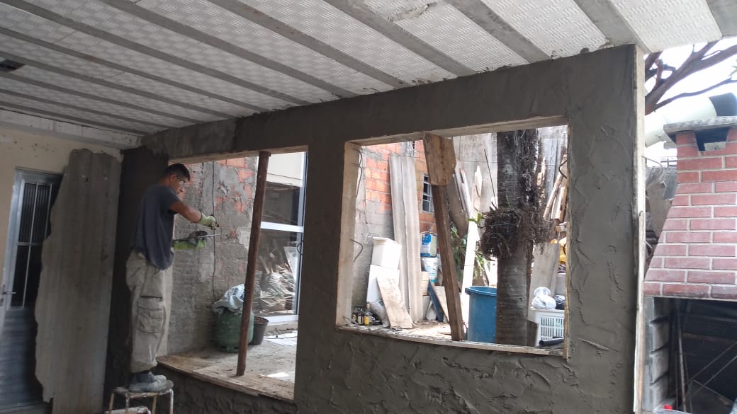 Trabalho em parede com aberturas de janela e laje nervurada
