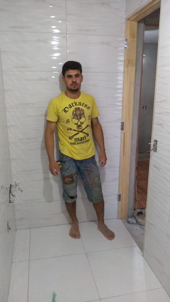 Corredor com porcelanato assentado e porta de madeira instalada