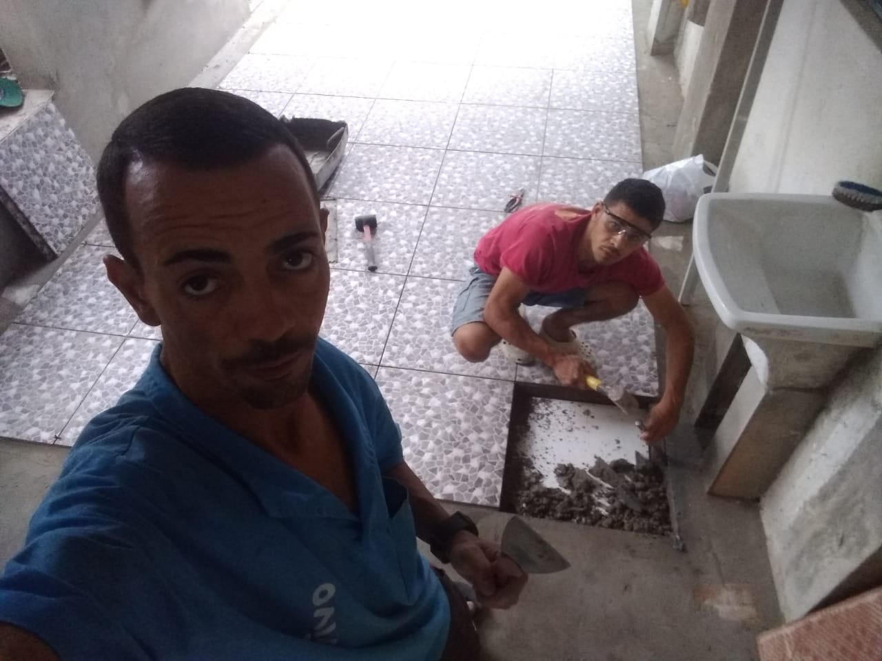 Assentamento de piso em área com tanque de lavar